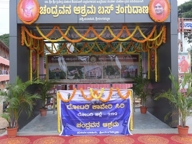 Ashrama and Rotary Cauverisiri representatives handing over the new bus shelter to the Srirangapatna Municipality Chief Officer