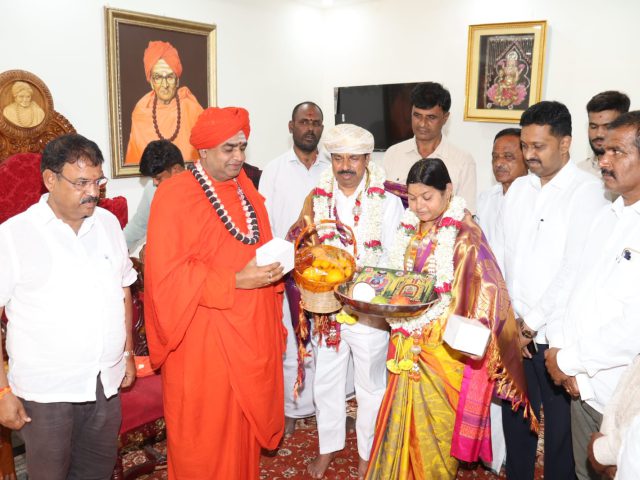 Cabinet Minister Sri Rudrappa Manappa Lamani offering prayers and receiving Swamiji's blessings at Chandravana Ashrama