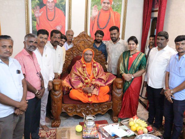 Smt. Veena Kashappanavar offering prayers and receiving Swamiji's blessings at Chandravana Ashrama