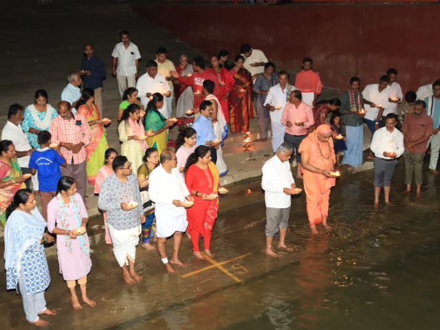 Dr. Sri Sri Trinetra Mahanta Shivayogi Swamiji offering prayers to Mother Cauvery during the 166th Beladingala Deepaarati at Chandravana Ashrama