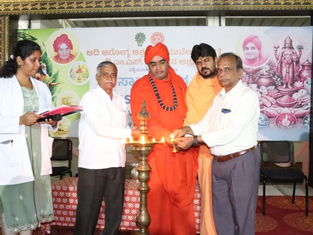 Dr. Sri Sri Trinetra Mahanta Shivayogi Swamiji inaugurating the 5th Swasthya Shibira wellness camp at Chandravana Ashrama